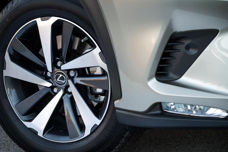Колеса Lexus NX300h 2017 года  (UK) (фото 32 из 40)